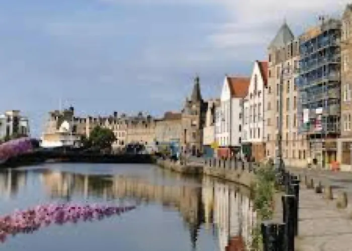 Modern 1 Bed Leith Tram Station Edinburgh